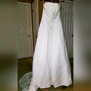 AMAZING WHITE STRAPLESS WEDDING GOWN w/Long Train